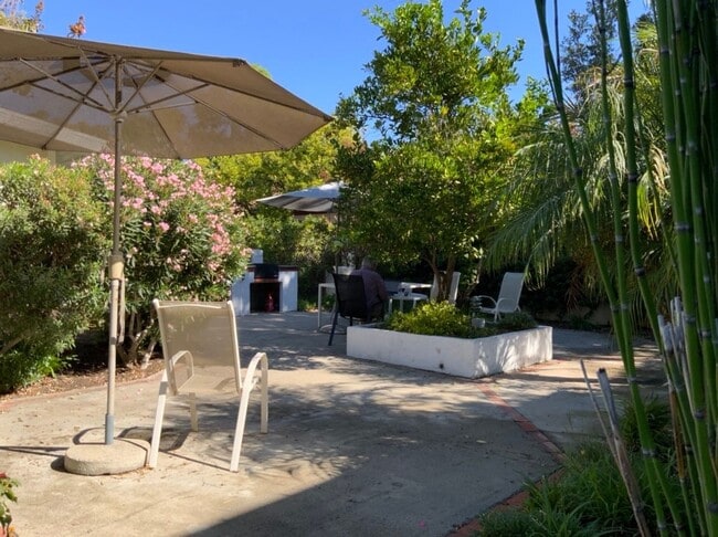 Building Photo - Remodeled one bedroom/1 bath upper unit - ...