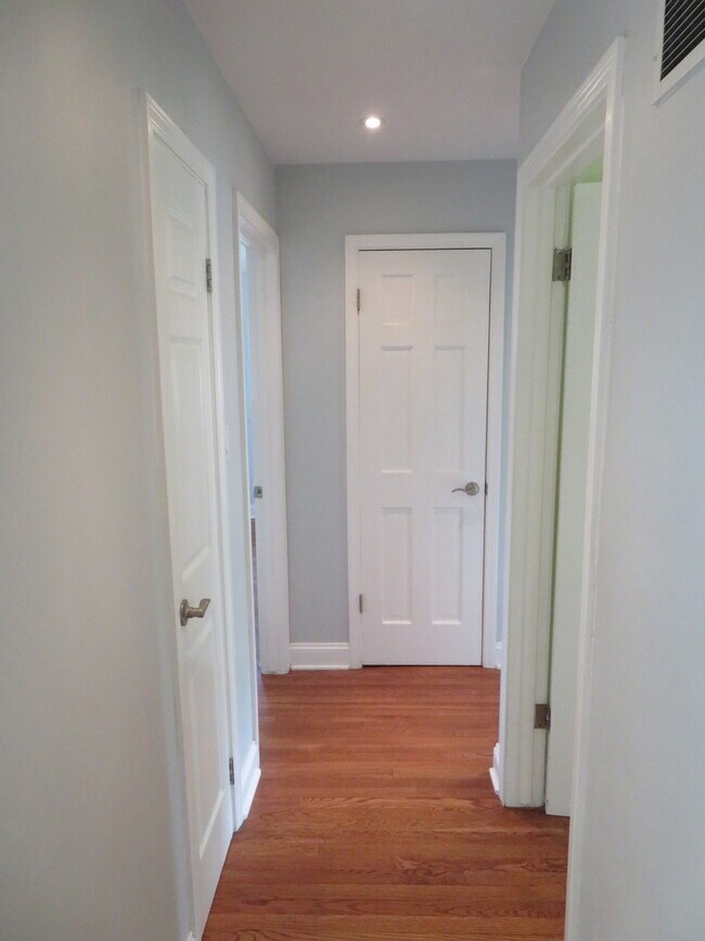 Building Photo - 932 Brantwood Ave