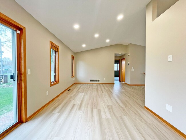 Primary Photo - Lovely Modern Home has Vaulted Ceilings, 3...