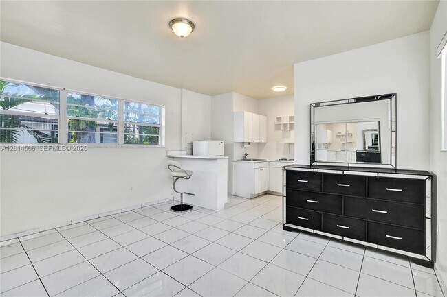 Building Photo - 2420 SW 16th St