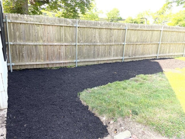 Building Photo - 23 Lloyd Harbor Rd