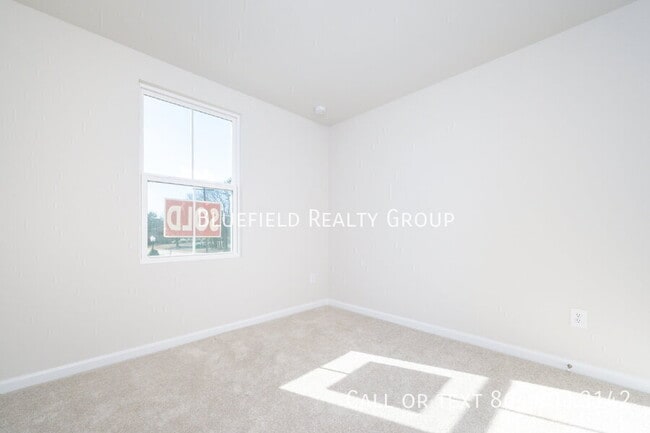 Building Photo - 886 Cranbrook Dr