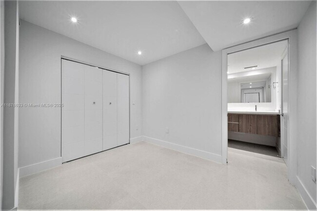 Building Photo - 881 Ocean Dr