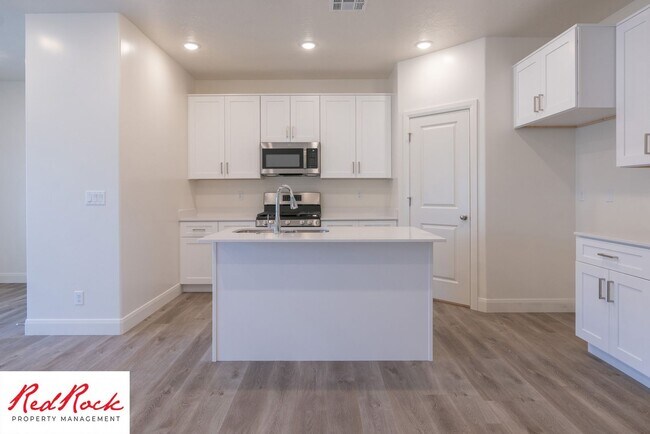 Building Photo - Stunning Spacious 3 Bedroom Unit