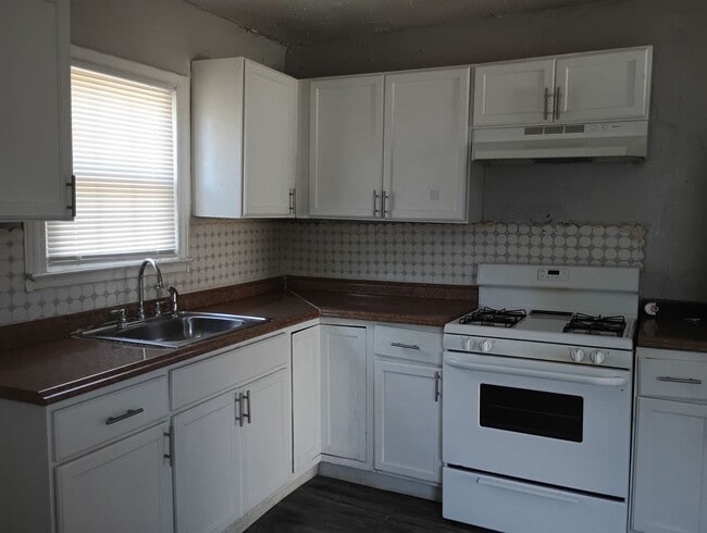 Building Photo - Close to shopping Centers!