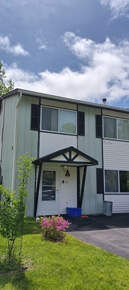 Front of house with drive way. - 29 Peter Way