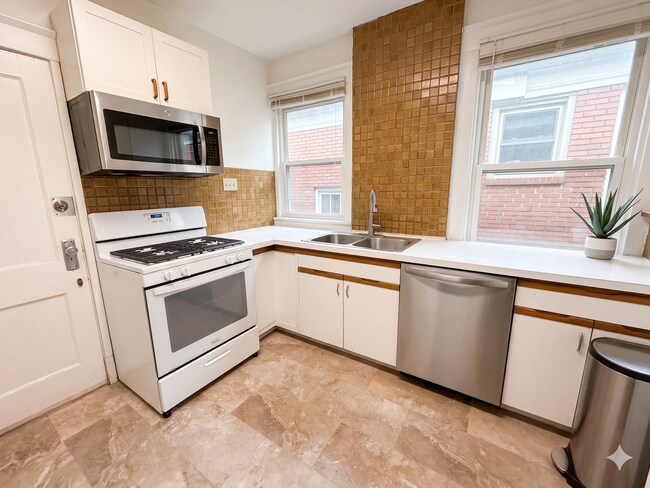 Building Photo - 6603-6603 Woodwell St