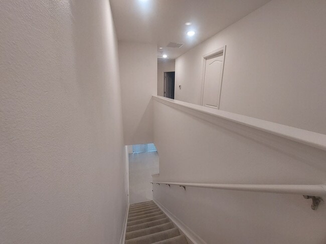 Building Photo - Beautiful 3 Bedroom 2 1/2 Bathroom House i...