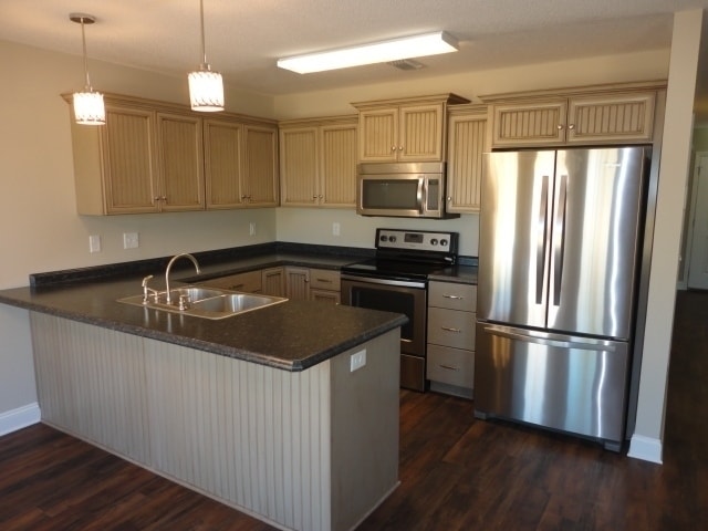 Building Photo - Stylish 3BR/2.5BA Two-Story Home with Fenc...