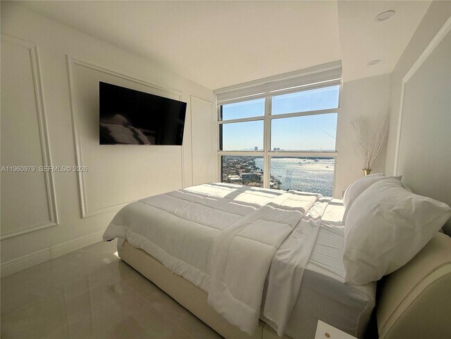 Building Photo - 1000 W Island Blvd