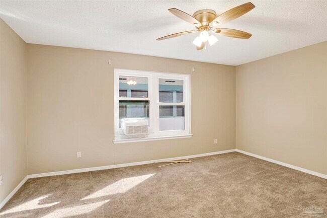 Building Photo - 4036 Shorewood Dr