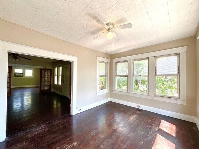 Building Photo - 810 W Magnolia Ave