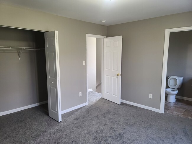Building Photo - 3 Bedroom 2 1/2 bath townhouse in Waynesbo...