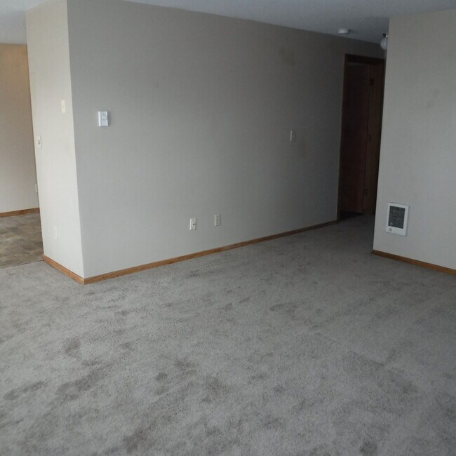 Building Photo - Ground Level 2 Bed/1 Bath in NW Redmond Fourplex