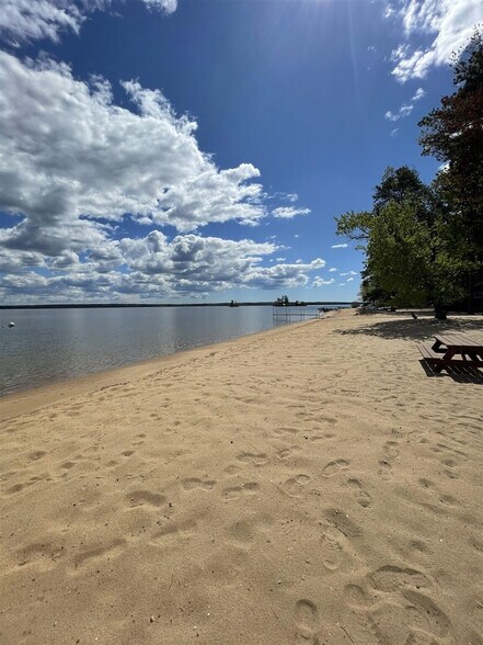 Building Photo - 3 Meadow Ln