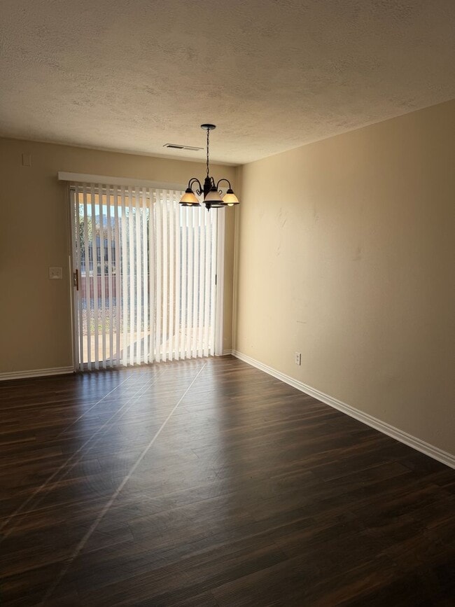 Building Photo - Charming 2 bedroom, 1 bath townhome ideally located in downtown Ivins!