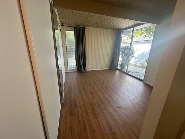 Building Photo - 3169 S Bentley Ave