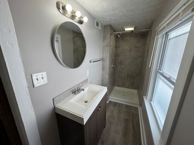 Building Photo - 3026 Monroe Ave