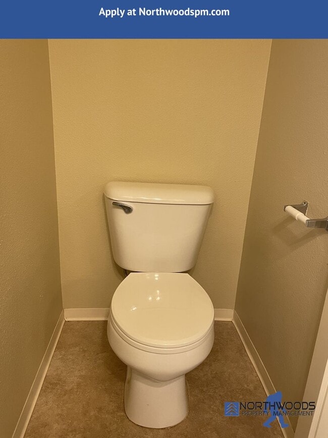 Building Photo - Beautiful 2 Bedroom 2.5 Bath Townhouse in ...