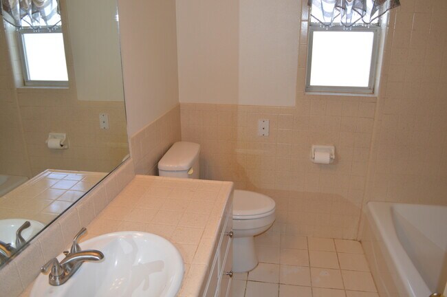 Building Photo - 15290 Sunset Dr