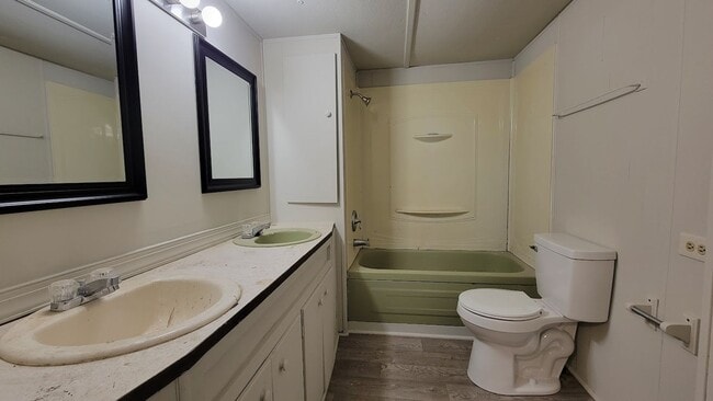 Building Photo - 5325 SE 32nd Ct