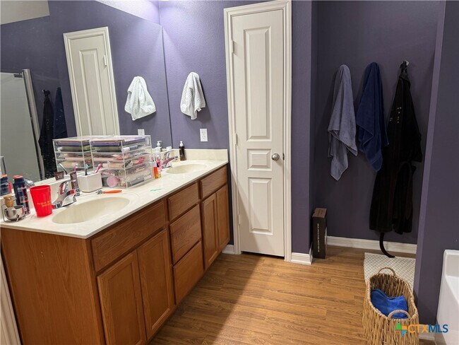 Building Photo - 1126 Neuberry Cliffe