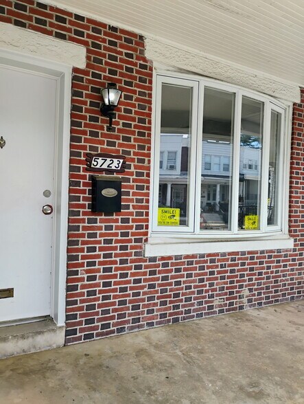 Building Photo - 5723 N Woodstock St