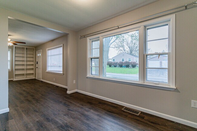 Building Photo - 210 S Victor St