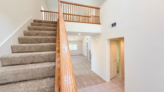 Building Photo - 1126 Vista Pointe Cir