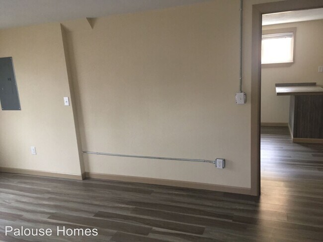 Building Photo - 916 W Augusta Ave