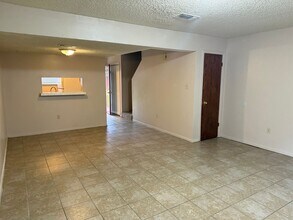 Building Photo - 2 bedroom 2 bath town home in a gated, cle...