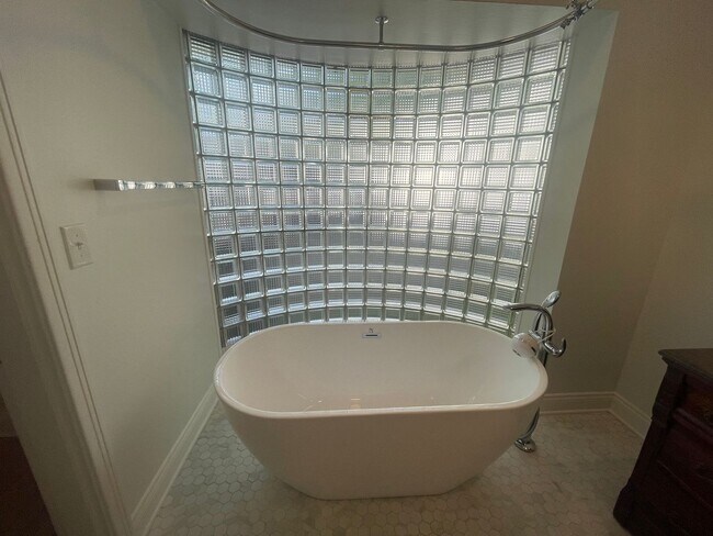 Building Photo - South Highland Beauty! This Is The One To ...