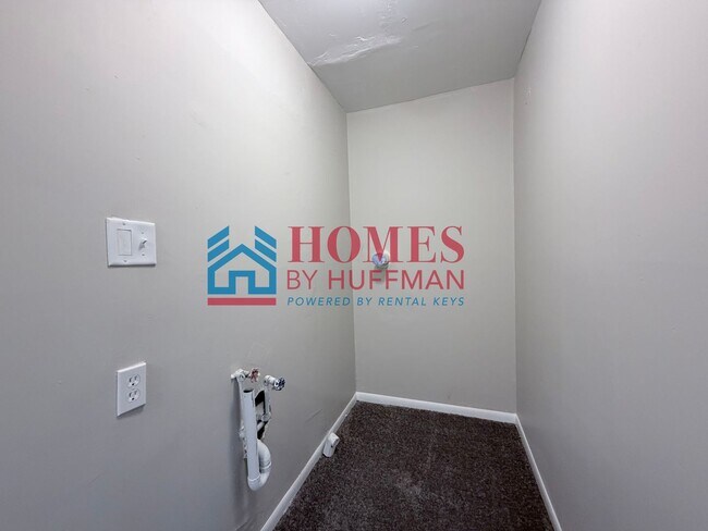 Building Photo - Four Bedroom House