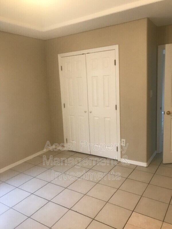 Building Photo - 1304 E Quail St