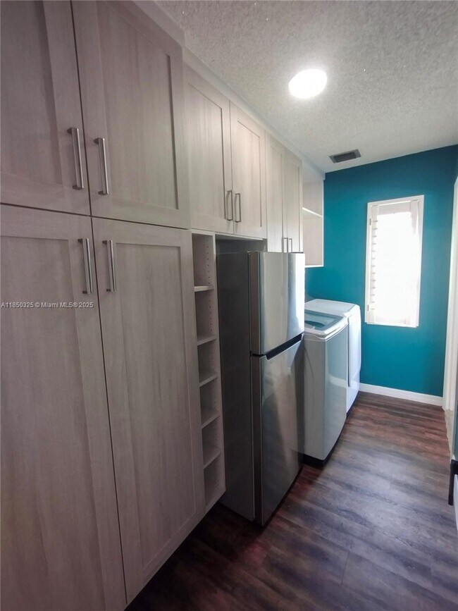 Building Photo - 5780 Sun Pointe Cir