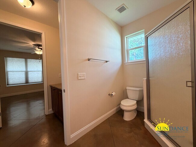 Building Photo - 249 Beachview Dr NE