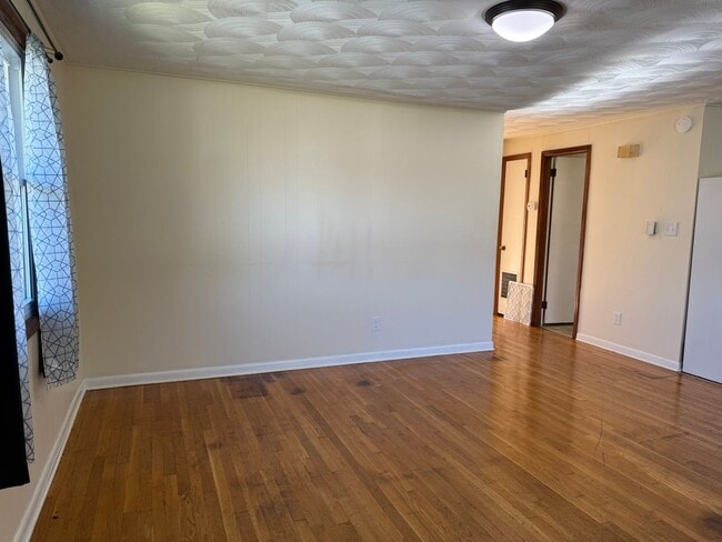 Building Photo - Must see 2 - bedroom, 1 -bath all brick home