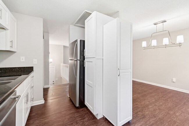 Building Photo - 2421 Camellia Dr