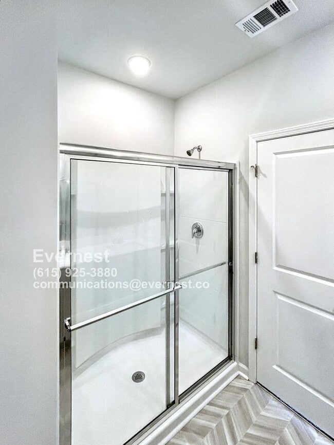 Building Photo - Spacious and Beautiful 5-Bedroom Home / Av...