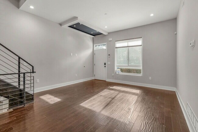 Building Photo - 1645 W Cabot St