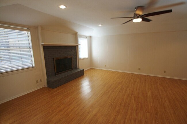 Building Photo - Available Now: Stunning 4-bedroom, 2-bath ...