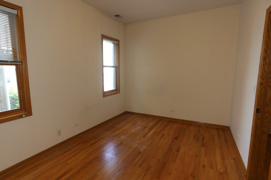 Building Photo - 824 W Buckingham Pl