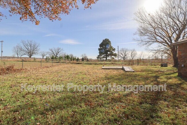 Building Photo - 1705 Bixby Rd