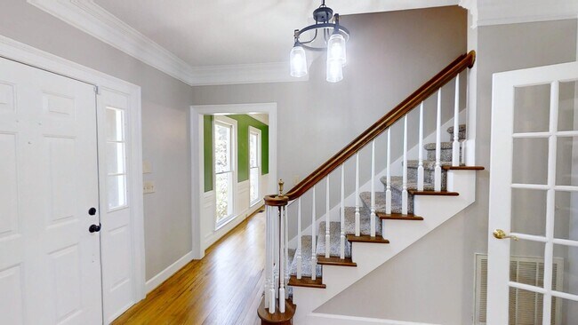 Building Photo - 4130 Knollcrest Cir N