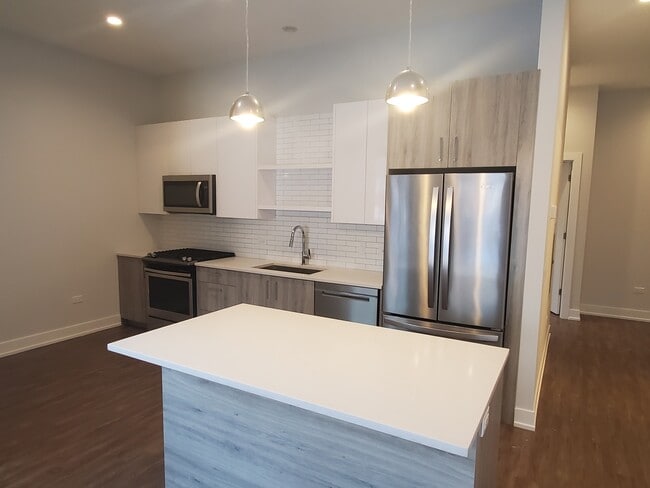 Building Photo - 1023 N Ashland Ave