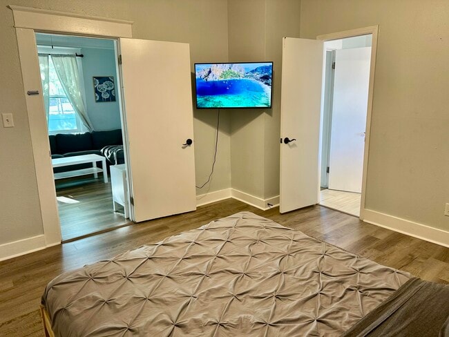 Building Photo - 1504 E 33rd Ave