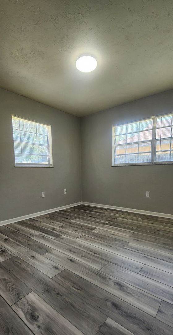 Building Photo - This beautifully updated 2-bedroom, 1 bath...