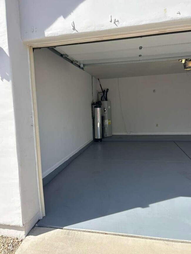 Building Photo - 15822 N 5th Ave