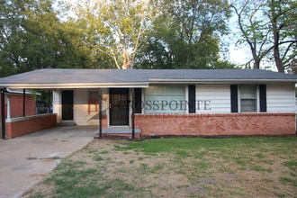 Building Photo - Available! Remodeled 2 Bedroom 1 Bath in Lindale ISD!