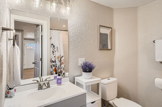 Building Photo - Modern Elegance in West Arvada - Your Drea...